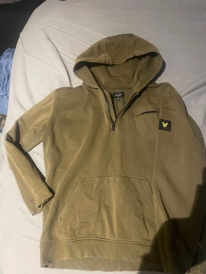 Half zip hoodie lyle and scott  - Hej säljer min Half zip lyle and scott hoodie pga att jag slutat använda,                                              st 15 år skulle säga runt S, Skicka vid frågor eller fler bilder!