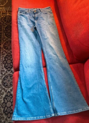 Utsvängda jeans - Flare jeans Lee endast en tvätt.