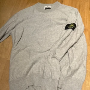 Grå Stone Island sweatshirt XL - Säljer en grå sweatshirt från Stone Island i storlek XL. Tröjan har klassisk rund hals, lång ärm och är äkta med påse 
