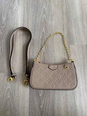 Handväska monogram - Superfin handväska i ett lyxigt material. Väskan är aldrig använd! Den kommer med en kedja så man kan ha den över axeln, och ett axelband så man kan bära den cross body. Axelbandet är även justerbart. Skriv för frågor 🩷