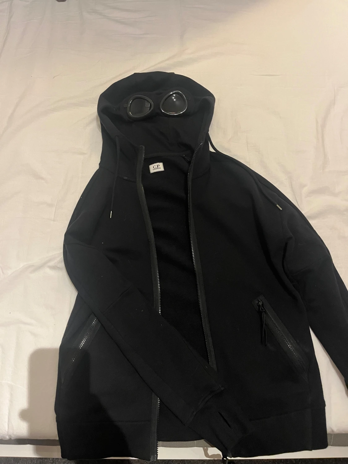 Svart hoodie med goggles från C.P. Company