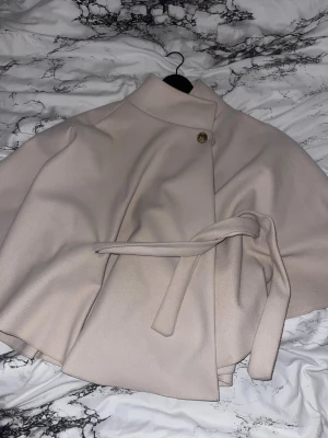 Missäy Poncho - Säljer nu min poncho kappa från Missäy, använd fåtal gånger. Säljer pga vill ha en annan färg på kappan! Köparen står för frakt. 