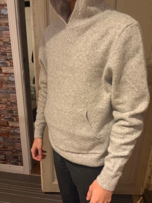 Stickad hoodie från Next - Säljer min otroligt sköna stickade hoodie från märket NEXT, använd ett fåtal gånger då som många av mina andra plagg blev ett spontanköp! Strl S och passar mig som är 170cm och väger 60kg