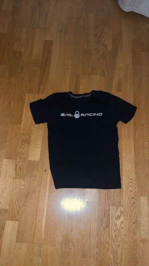 Svart sailer racing tröja - Storlek S passar mig som är 167 galant inga hål.