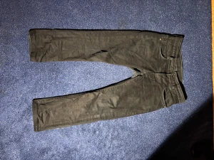 Svarta jeans från G-Star RAW - Svarta jeans från G-Star RAW med klassisk femficksdesign och snygga detaljer på bakfickan. Jeansen har rak passform och är tillverkade i ett slitstarkt bomullsmaterial. Perfekta för dig som gillar en stilren och enkel look.