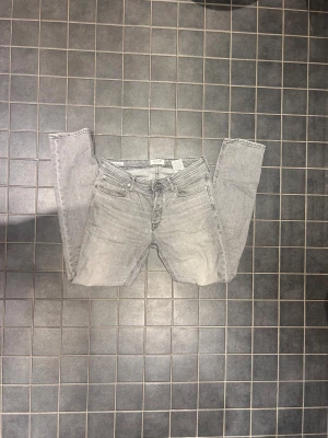 Jack and Jones jeans  - Säljer de här svin snygga Jack and Jones jeansen i storlek W30 L32 i modellen comfort/mike, de är svin snygga och är perfekta nu till vintern, obs fläck på insida lår på högra benet.
