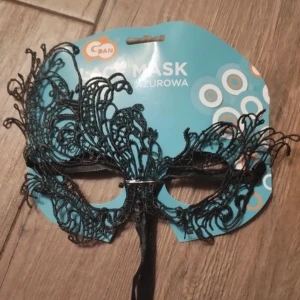 Svart spetsmask med snörning - Svart mask som endast är använd en gång! Lappen som sitter på masken är avtagen men annars i nyskick!