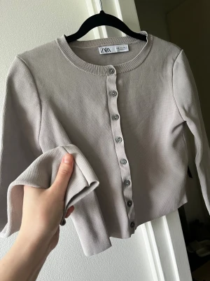 Zara cardigan - Cardigan från Zara i fin kvalitet, nyskick! Storlek S.
