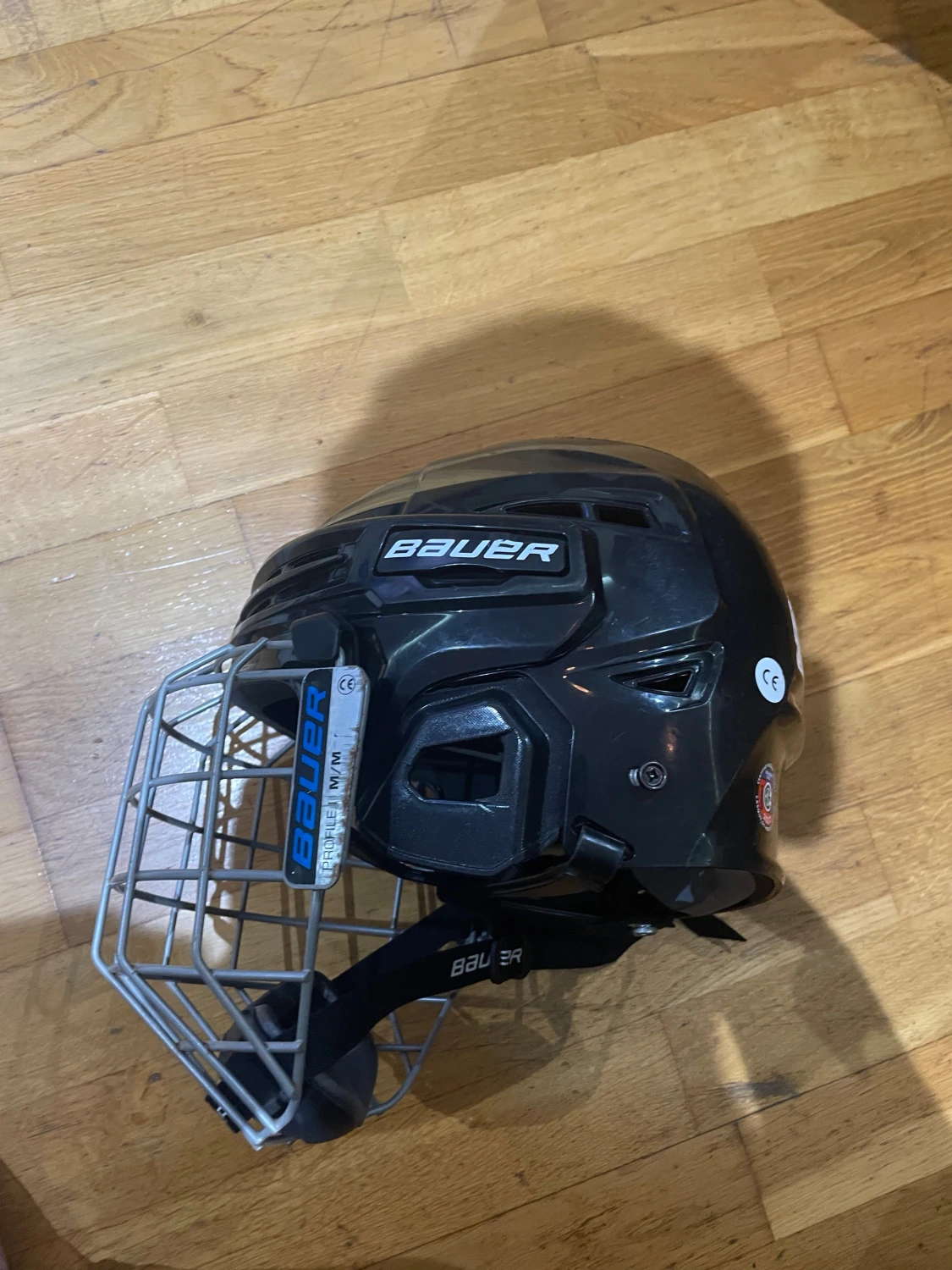 Svart hockeyhjälm Bauer med galler