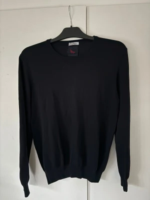 Gran sasso tröja - Svart elegant i princip helt ny Gran sasso stickad tröja i storlek 50 (M). Passar till allt och perfekt nu till vintern! Jättefin tröja verkligen av högsta kvalite.