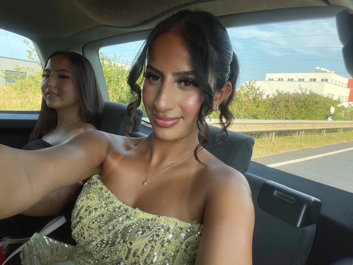 Champagnefärgad glittrig balklänning - 1