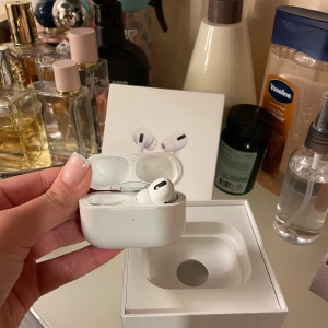 AirPods Pro(höger hörlur)  - AirPods Pro med öronkuddar i olika strl. Hörlurarna är i gott skick med mindre yttre slitage på etuiet, men fungerar utmärkt. Aktiv brusreducering och trådlös laddning. 