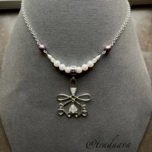 ”Fjällbäck” - Unikt, handgjort halsband i silverpläterad koppar. Pärlorna är av tjeckiskt glas varav de rosa är från Preciosa🌿 Jag kan enkelt ändra längd/storlek på mina smycken utan extra kostnad, det är bara att höra av dig!☺️