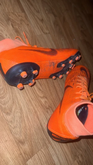 Orangea nike fotbollsskor  - Storlek 41 dem är använda upp till 10 gånger 