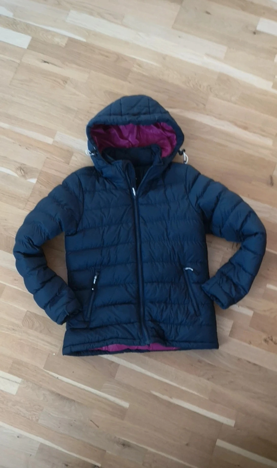 Mörkblå pufferjacka från Tuxer