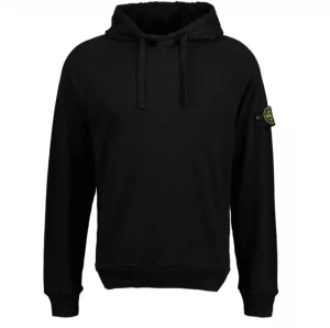 Svart hoodie från Stone Island - Snygg svart hoodie från Stone Island med klassisk logotyp på ärmen. Tröjan har huva med snörning, magficka och ribbade muddar. Perfekt för dig som gillar streetwear och vill ha en stilren look. Materialet är mjuk bomull för skön komfort. Pris kan diskuteras.