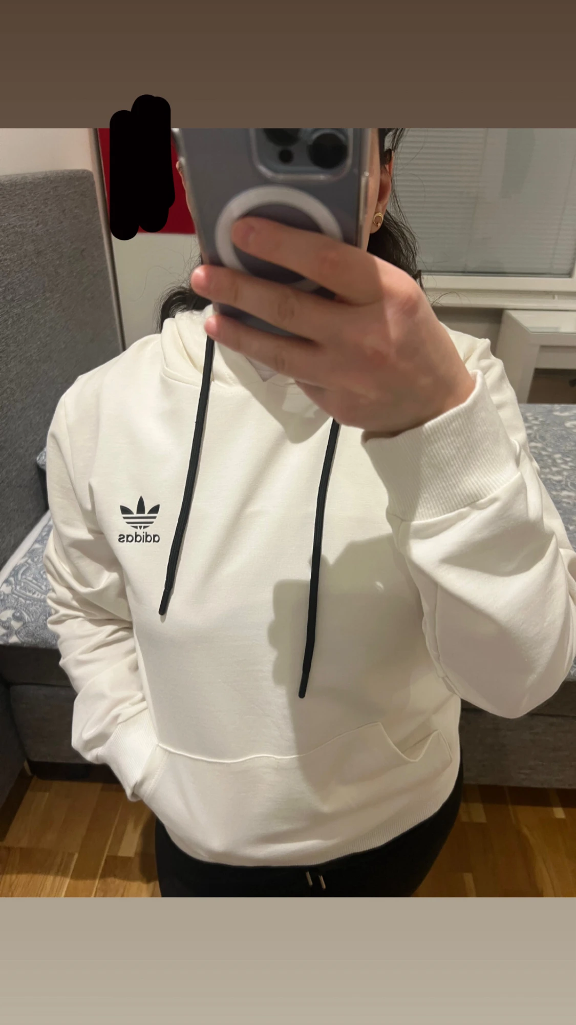 Vit Adidas hoodie med svart logga