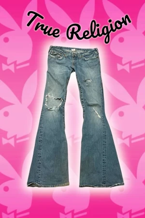 True religion lowrise bootcut flared jeans - True religion jeans med revor som är del av design, 86 innerbenslängd och W30 (38 cm rakt över). Använda men i underbart skick!