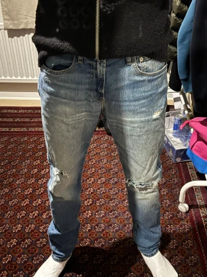 Calvin Klein Jeans - Ett par schyssta CK jeans i en härlig tvätt. Jeansen är nästan i nyskick och är mycket väl omhändertagen.                                                         Strl är W29 L32 sitter som slim fit
