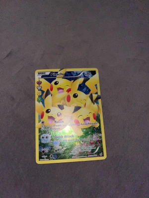 Pokémonkort: Pichu, Pikachu & Raichu samling - Samling med Pokémonkort: Pichu, Pikachu och Raichu. Perfekt för dig som älskar Pokémon och vill ha de ikoniska el-typerna i din samling! Korten har färgglada illustrationer och är ett måste för både samlare och spelare. Buda på!!!