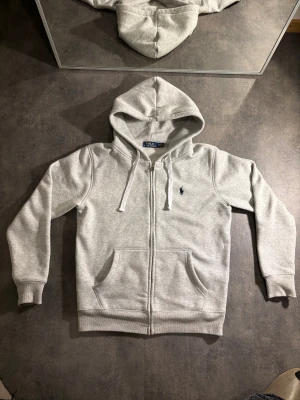Polo Ralph Lauren Hoodie - Säljer oanvänd polo Ralph Lauren hoodie, storlek, taggen på, pris kan diskuteras 
