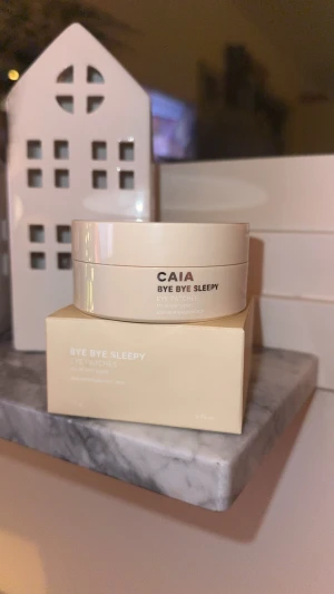 CAIA Bye Bye Sleepy Eye Patches - Säljer CAIA Bye Bye Sleepy Eye Patches, Innehåller aloe vera och hyaluronsyra som återfuktar och piggar upp huden under ögonen. Passar alla hudtyper. Oöppnad, endast tagen ur förpackningen. Ordinariepris: 349 kr