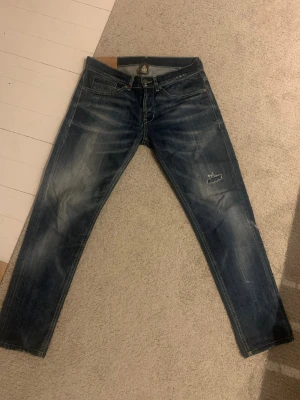 Blå dondup jeans med slitningar - Säljer dondup jeans i storlek 32 som aldrig har använts 