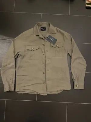 Helt ny Overshirt från Bobdelid i storlek S. Ord pris 1000 mitt pris mindre än hälften för en oanvänd overshirt perfekt till kallare dagar.
