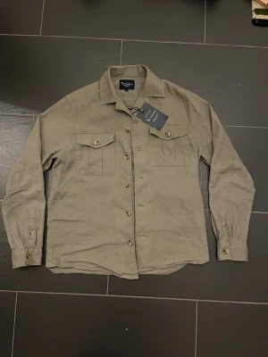 Ny Overshirt från Bondelid - Helt ny Overshirt från Bobdelid i storlek S. Ord pris 1000 mitt pris mindre än hälften för en oanvänd overshirt perfekt till kallare dagar.