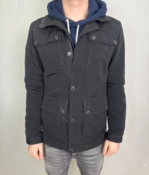 J.lindberg jacka - Säljer denna J.lindberg field jacka | Storlek M (modellen är 180) | Skick 8/10 | Nypris 4200 | hör gärna av dig vid minsta fråga ✅🙌