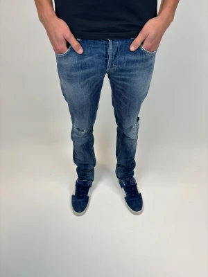 Dondup Jeans  - Dondup Jeans! Trendigaste jeansen på marknaden.  Ny pris= 4000 kr Säljs för= 1199 kr (Modellen har original slitningar från fabrik vilket är väldigt eftertraktat och populärt) 