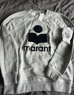Grå sweatshirt från Isabel Marant - Snygg grå tröja från Isabel Marant!! Använd två gånger. Lappen finns inte kvar då jag trodde att jag skulle använda den💕💕 