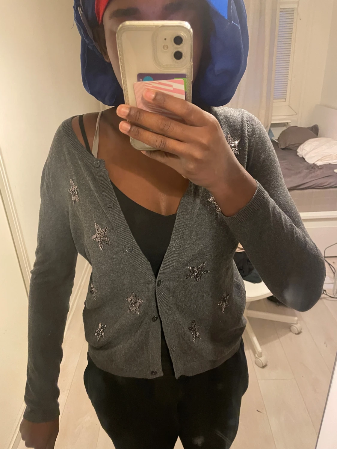 Grå kofta med stjärnor