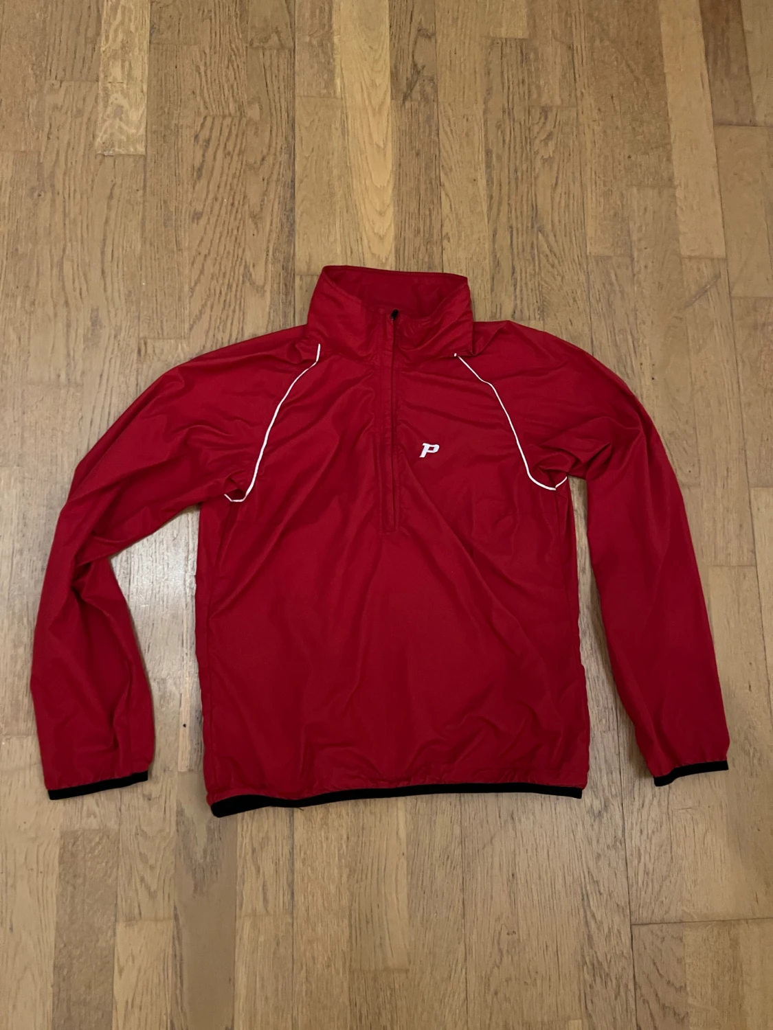 Röd löparjacka från Peak Performance
