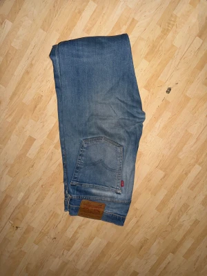 Levi's 510 blå skinny jeans - Säljer ett par Levi's 510 jeans i klassisk blå tvätt med skinny passform. Jeansen har fem fickor, knapp och dragkedja fram samt den ikoniska Levi's-lappen bak. Materialet är slitstarkt denim och modellen är smal hela vägen ner.