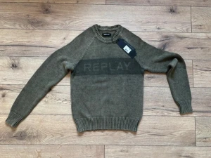 Mörkgrön stickad tröja från Replay - Snygg mörkgrön stickad tröja från Replay, Ny med prislapp. Säljer pga för liten. Storlek 164!