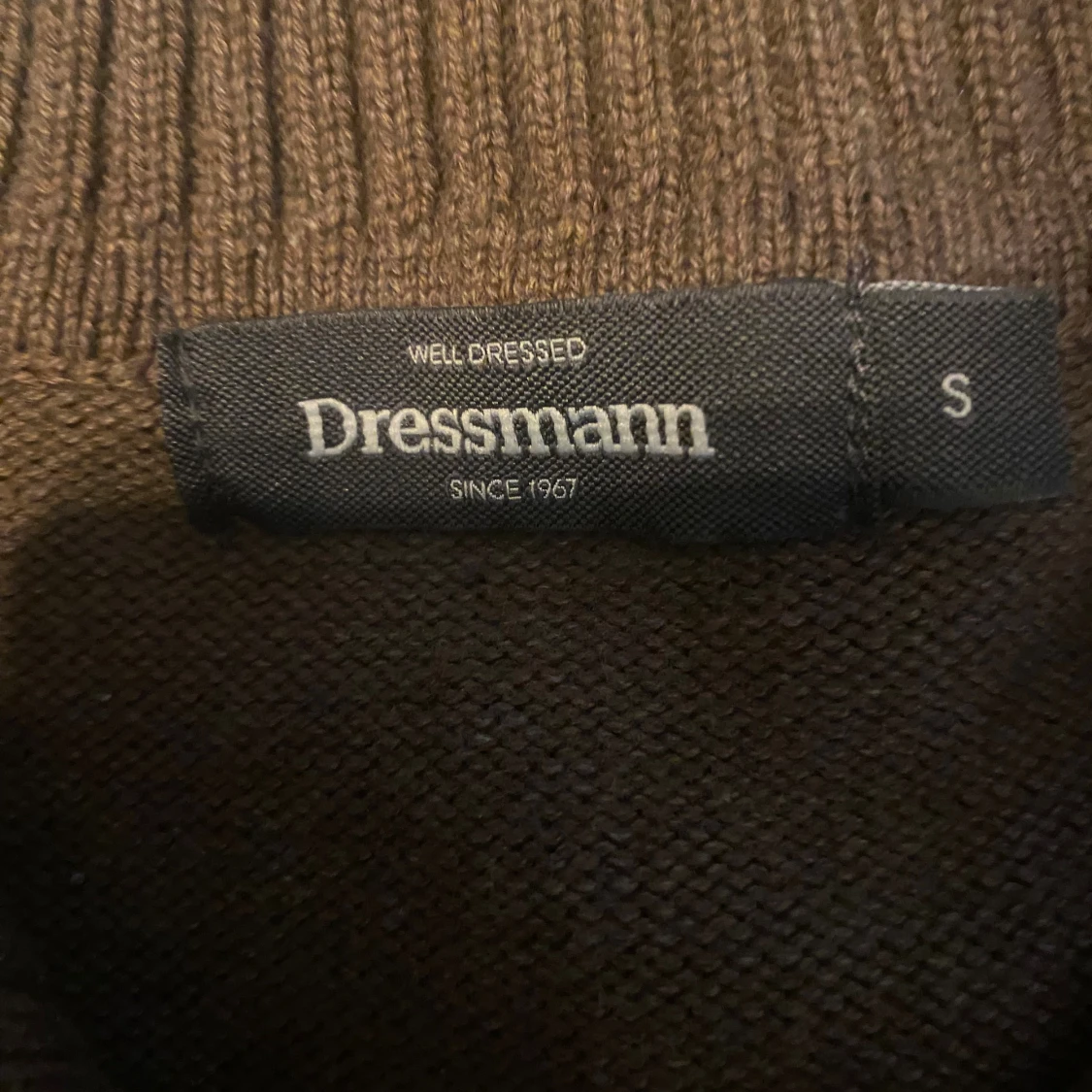 En brun stickad kofta  - 3