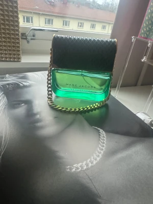 Marc Jacobs Decadence parfym - Marc Jacobs Decadence är en ikonisk parfym med en unik design och lyxig känsla. Perfekt för dig som vill sticka ut och addera en exklusiv touch till din stil. Flaskans eleganta utseende gör den till ett måste i samlingen.