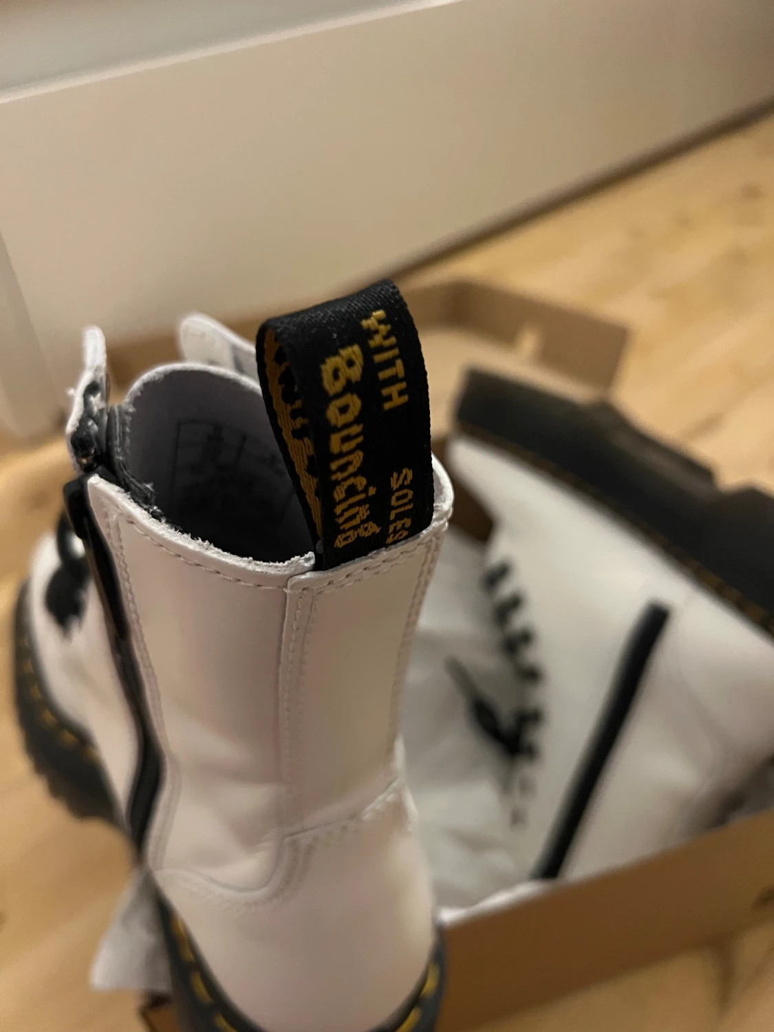 Vita Dr. Martens boots med platåsula - 5