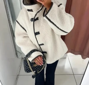 teddyjacka från hm - supersnygg och trendig teddyjacka från hm❣️väldigt fint skick och använd få gånger 