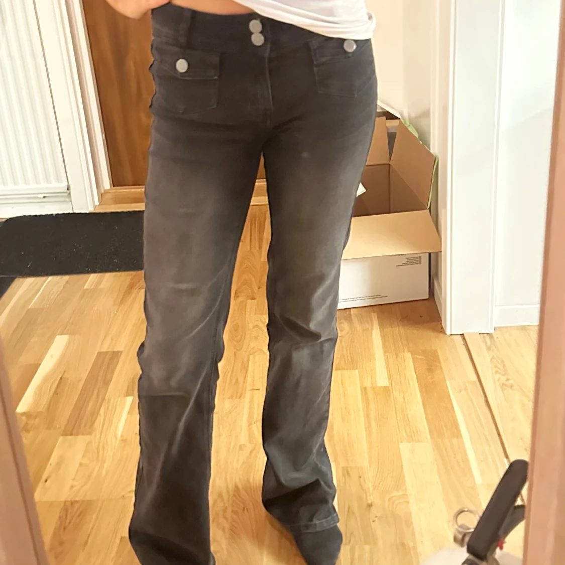 Svarta bootcut jeans med fickdetaljer - 1