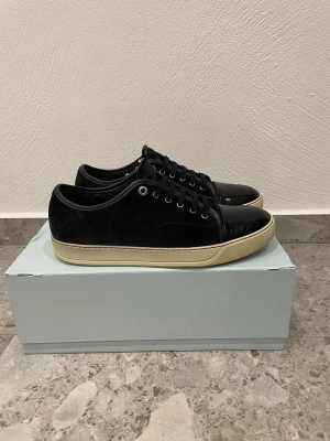 Lanvin Cap Toe  - Lanvin Cap Toe || Storlek UK10 EU44 || Skorna är i okej skick, däremot förekommer slitage på cap toen och mockan (se bilder) || Box medföljer vid köp || Tveka inte på att höra av dig vid frågor eller funderingar 