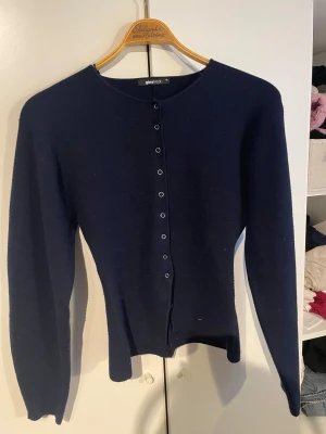 Figursyddtröja från Ginatricot  - En snygg och skön tröja från Ginatricot. Med ”tajtmidja” och en figursyddmodell med lite större ärmar. Mycket skönt och stretchigt material.💓