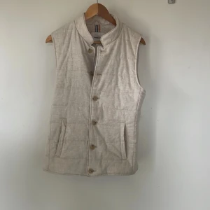 Beige quiltad väst - Tja! Säljer nu en riktigt snygg beige quiltad väst från dressman, västen är av linne och i storleken S, perfekt till sena sommarkvällar! Hör av dig vid frågor o funderingar!💫