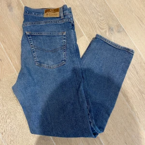 Jeans - Säljer dessa mc Gordon jeans som är i super bra skick, använda max 2-3 gånger. Vid fler bilder eller vid några frågor är det bara att höra av sig!. Det är storlek 34/30!.