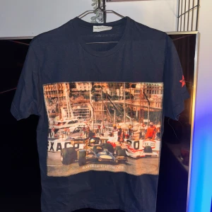 Bastille T-Shirt - Mörkblå t-shirt från Bastille Rive Droite med F1 motiv. | Mycket fint skick endast tagen har lossnat (Satt kvar på bild) | Storlek M | Pris 349kr | Hör av dig vid frågor eller funderingar!