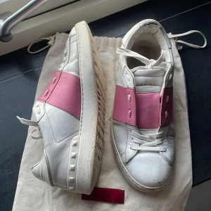 Valentino Skor - Super snygga skor ifrån Valentino, storlek 40 men passar mer mig med 39, dustbagen följer med vid köp, lite slitna på utsdan därav priset annars fint skick, skriv vid frågor!!