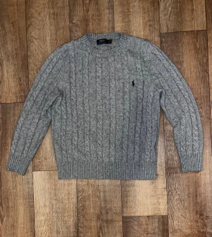 Polo Ralph Lauren stickad tröja  - Stilren grå stickad Ralph Lauren tröja  (strl ”M”)  ,superbra skick och riktigt bekväm!