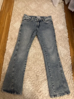 Bootcut jeans från Gina Tricot - Snygga ljusblå bootcut jeans från Gina Tricot, modell Perfect Jeans. Klassisk femficksdesign med cool broderad detalj på bakfickan, lågmidjade 