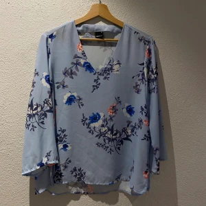 Blus  - Säljer denna mycket fina blommiga blusen ifrån Gina tricot som är i super bra skick, knappt använd, max 2-3 gånger. Vid fler bilder eller vid några funderingar är det bara att höra av sig!. 